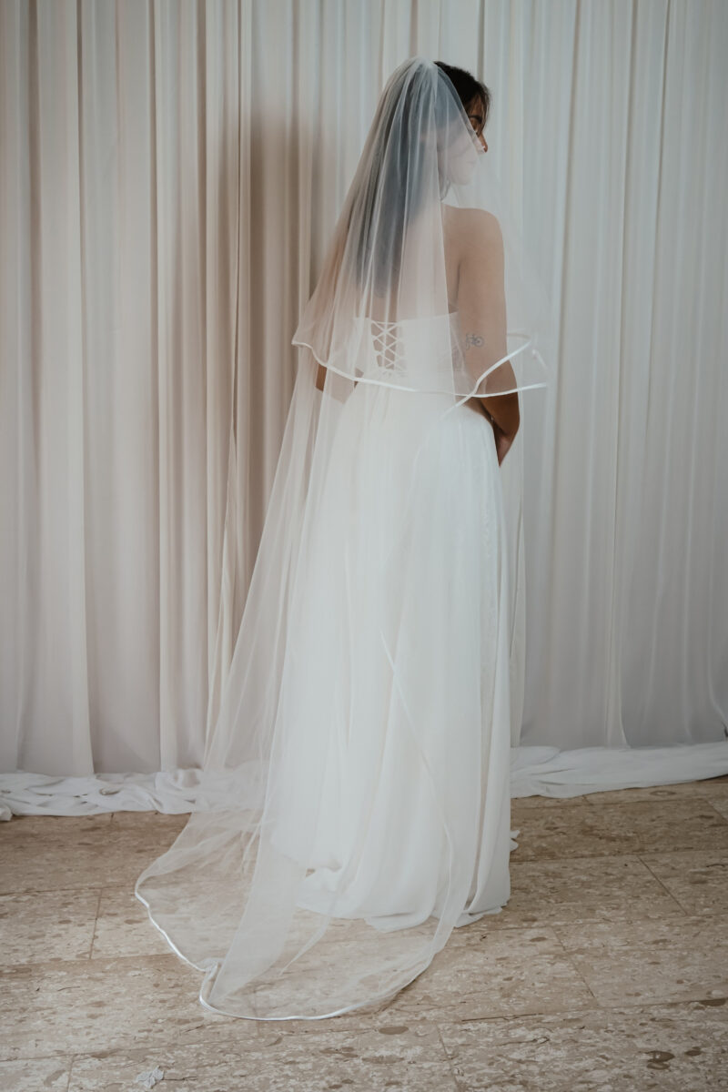 הינומה ארוכה סיומת סאטן